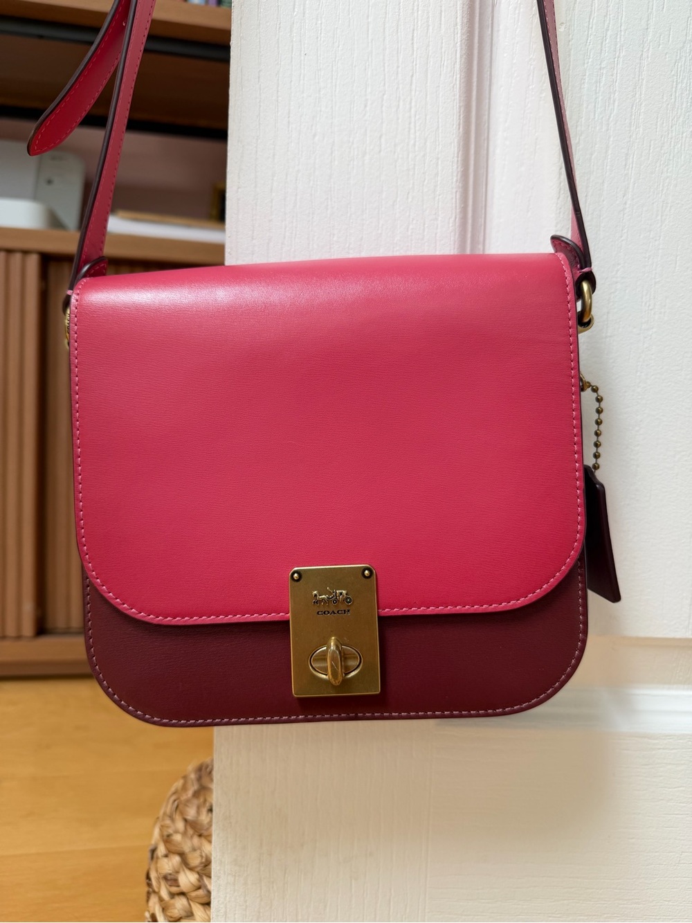COACH Two-Tone Pink and Burgundy Leather Crossbody with Gold Turnlock💞 like new